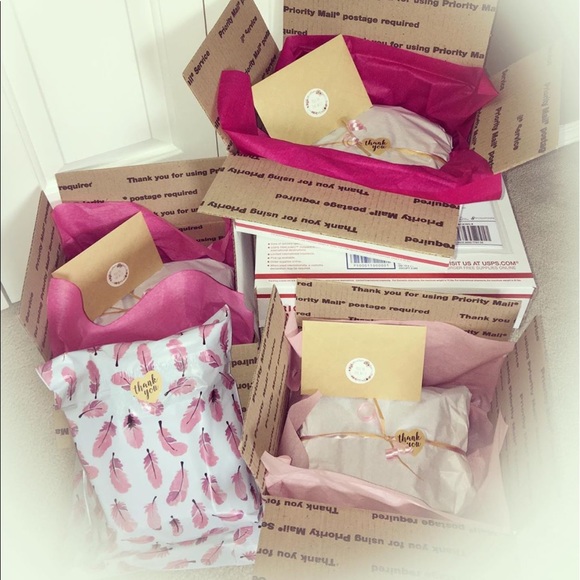 Hiiii!! Welcome to my closet!! 🙋🏻♀️ - Picture 4 of 7